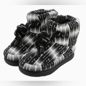 UGG Classic Maxi Wavelength Short Boot 'Black/White Sz 8